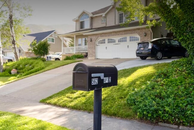 Beautiful Upper Floor Apartment in quiet neighborhood with trees and stream stream - 562 Pheasant Way