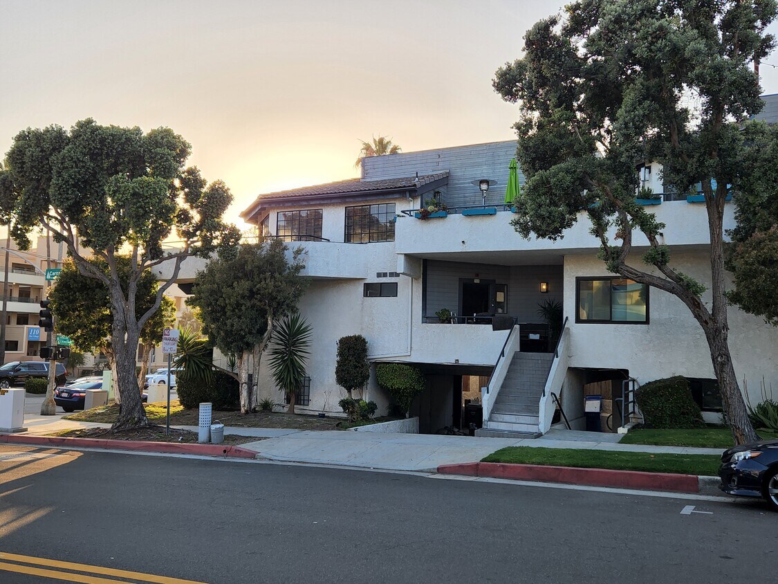 Foto principal - 300 N Catalina Ave