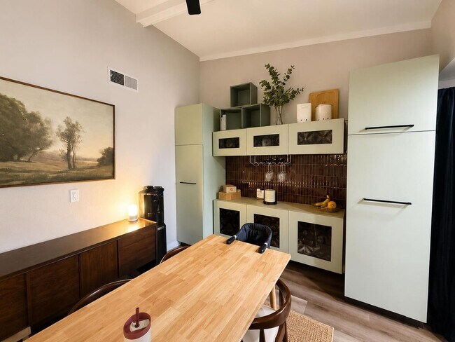 Foto del edificio - 5333 Primrose Dr