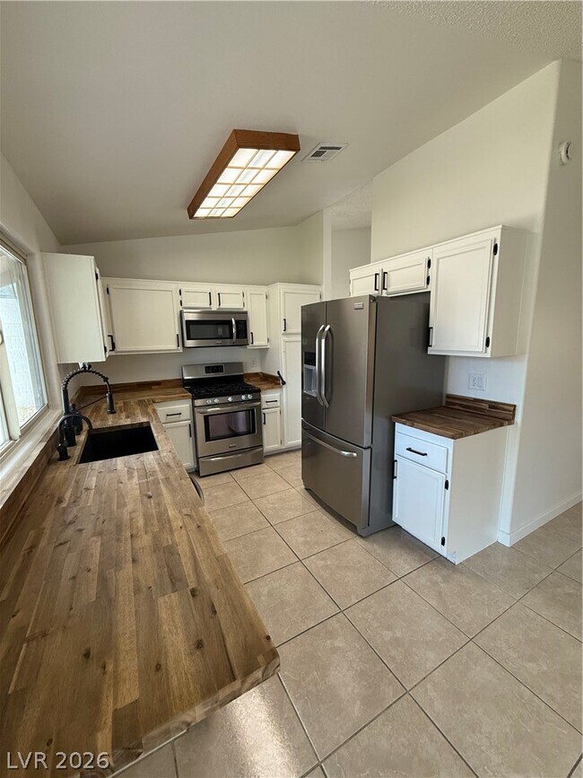 Building Photo - 488 Chelsea Dr