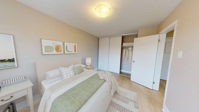 Building Photo - Arbor Village - 1030 & 1040 Hollington