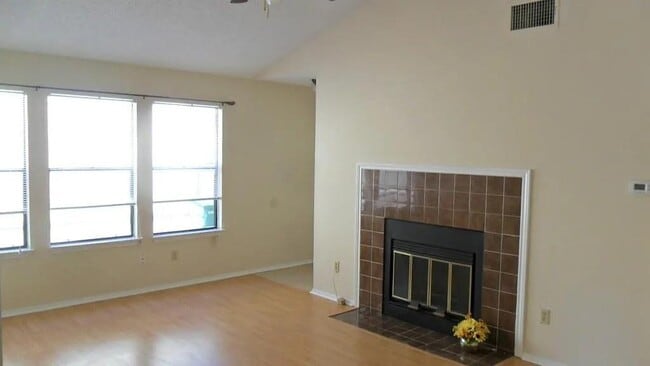 Building Photo - 1905 Golden Pheasant Dr