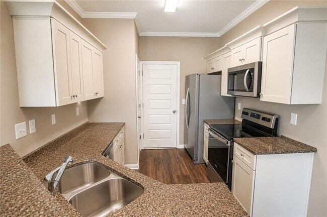 Foto del edificio - 100 Squarewood Ln NW
