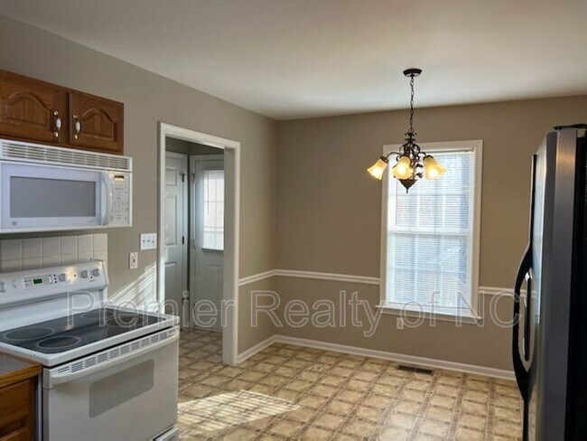 Building Photo - 305 Country Ln