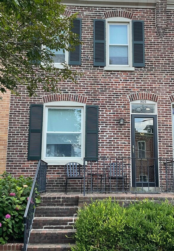 Front - 1625 Laurel St