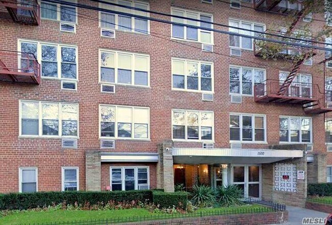 Foto del edificio - 1530 E 8th St