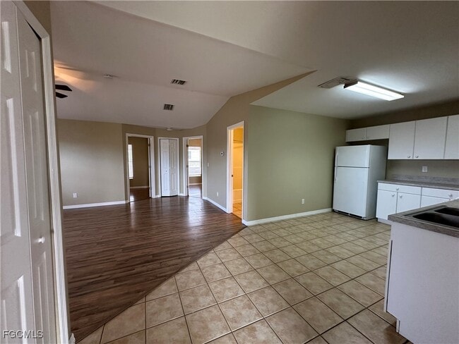 Building Photo - 1125 Gilbert Ave S