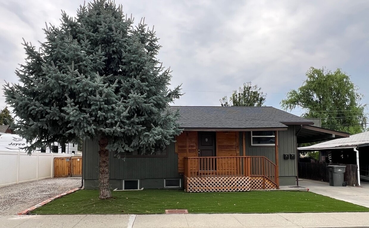 Primary Photo - 1030 Lindy St