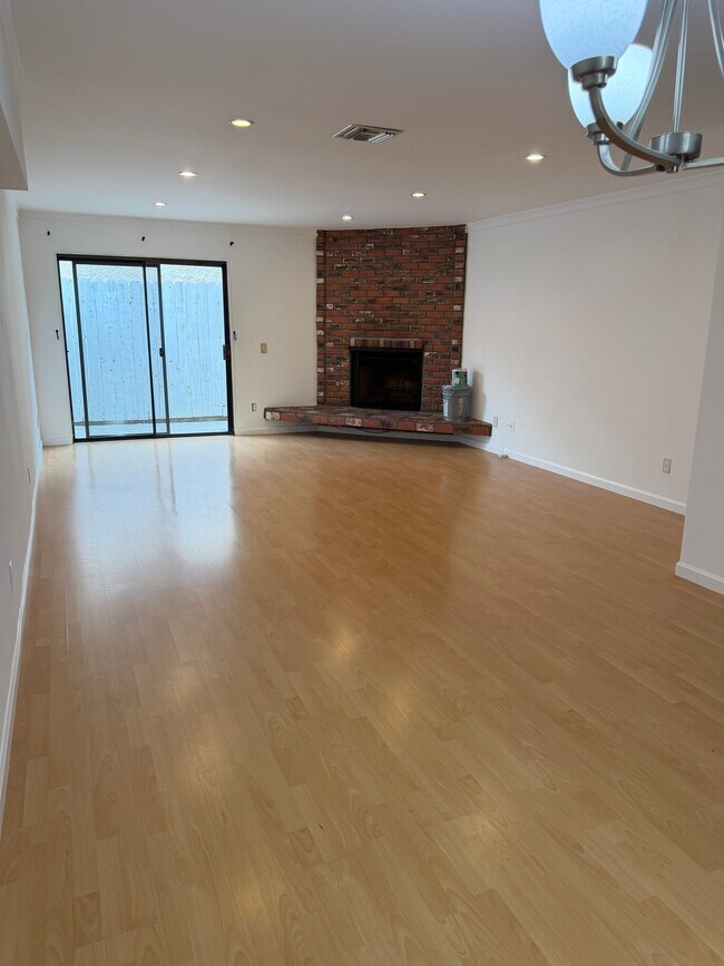 Foto del edificio - 557 E Tujunga Ave