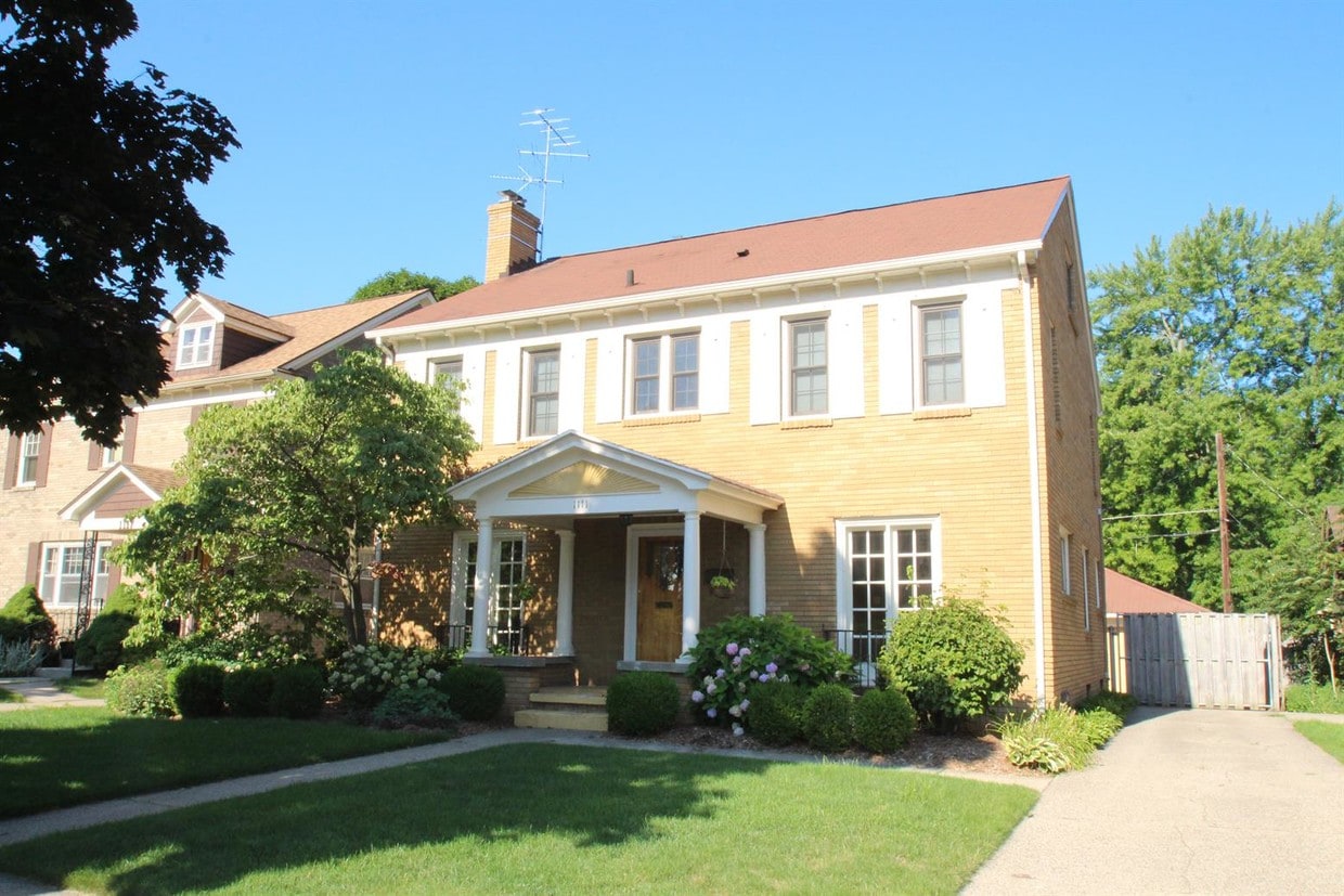 Primary Photo - 1111 Iroquois Dr SE