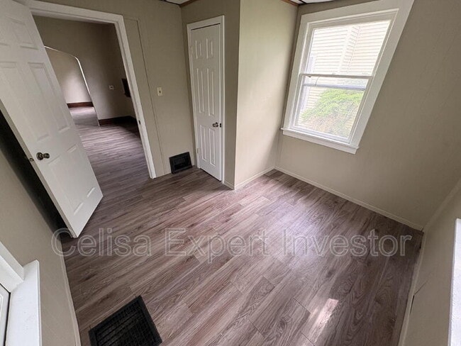 Foto del edificio - 1353 Huestis Ave