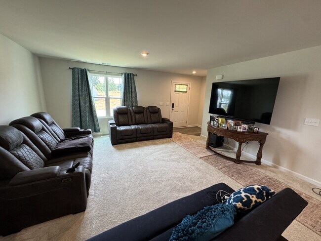 Foto del edificio - 4 bedroom, 2.5 baths in a Seneca neighborhood