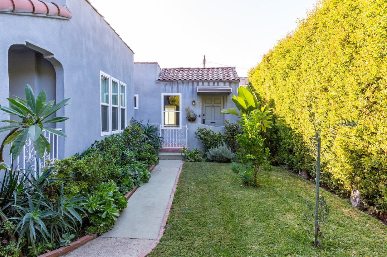 Primary Photo - 809 N Sweetzer Ave