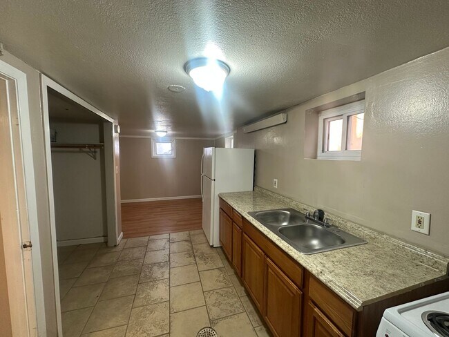 Building Photo - Shaul Properties - 419 1/2 W 14th