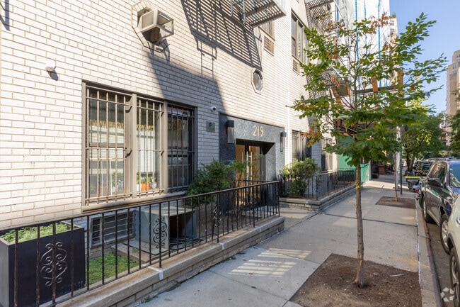 Building Photo - 219-221 E 25th St