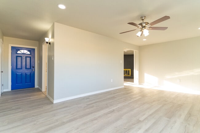 Building Photo - 1416 Tulip Ln