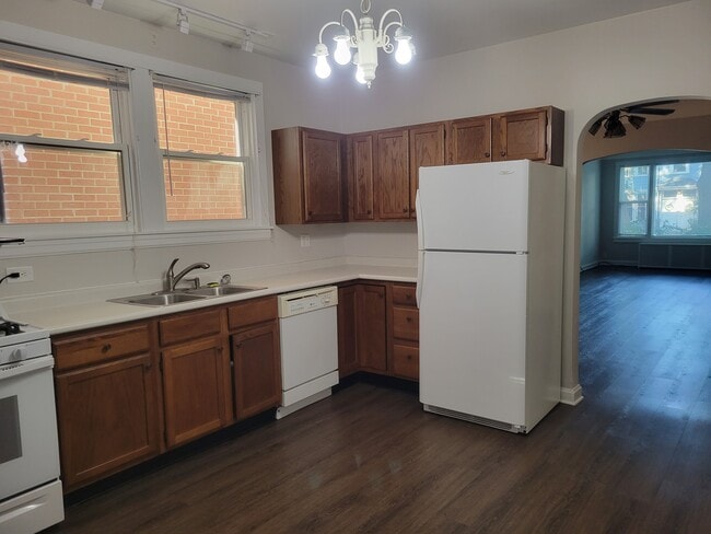 Large eat-in kitchen with updated appliances including gas stove, dishwasher and refrigerator. - 2527 N Marshfield Ave