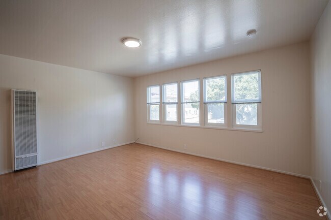 1 habitación, 1 baño - 600 pies cuadrados - Sala de estar - 2500 Dana St