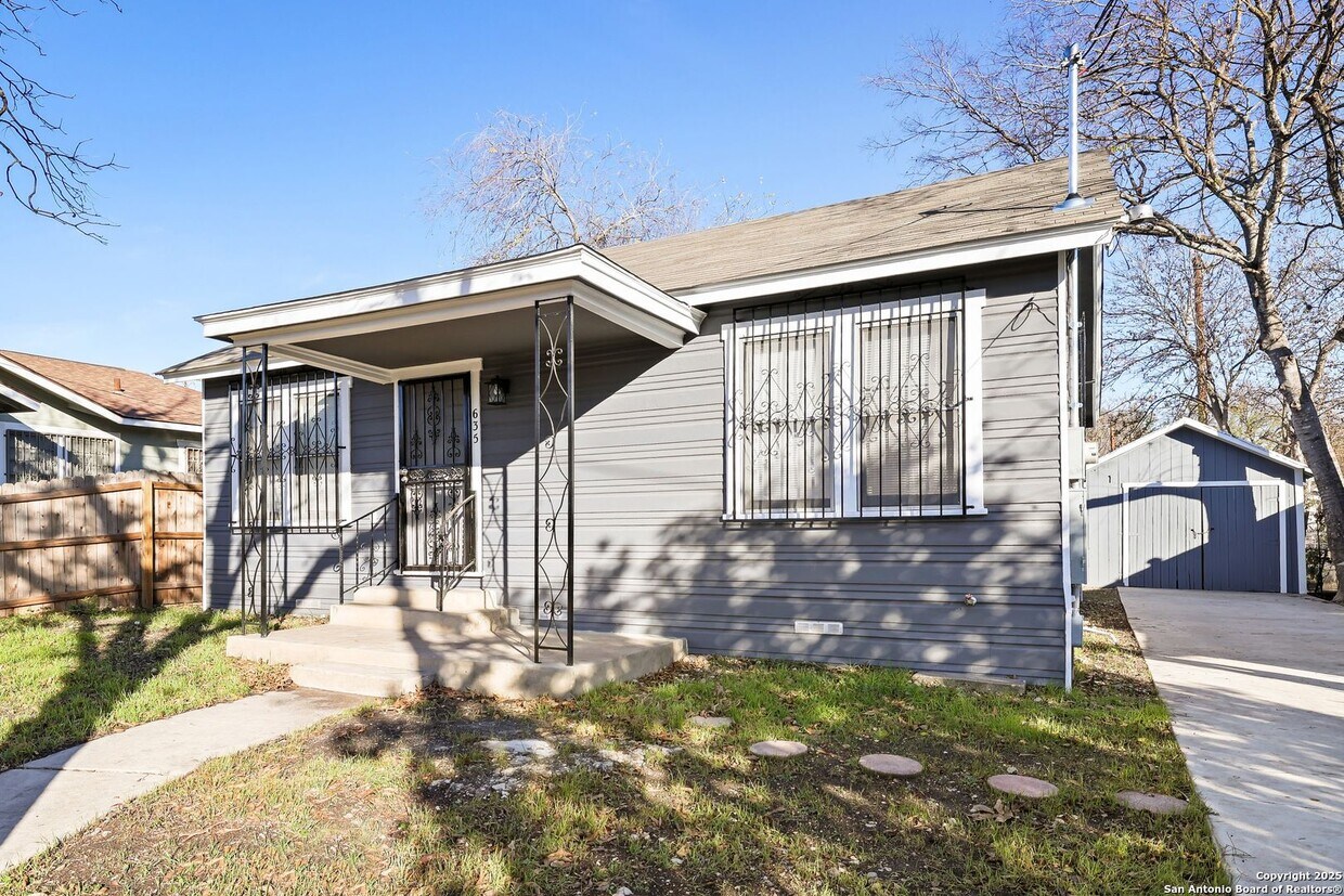 Primary Photo - 2 bed 1 bath located in I35 SO. TO E. HOUS...