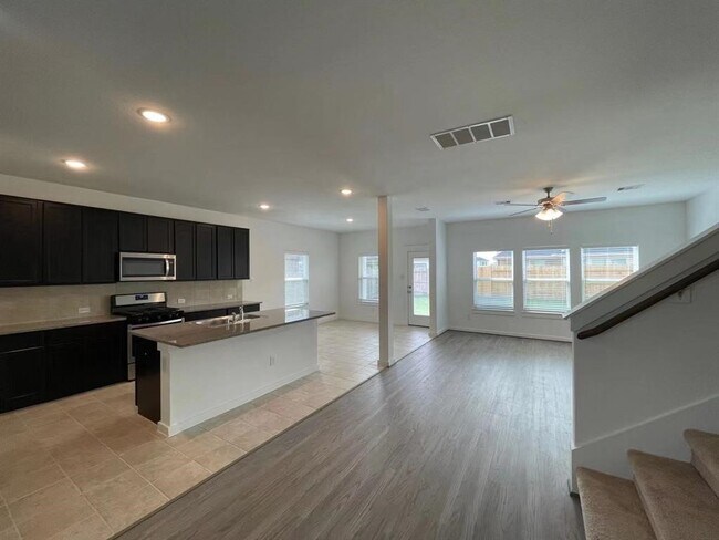Building Photo - 815 Summer Vlg Wy