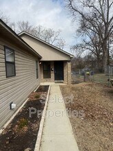 Building Photo - 636 W Oak Ave