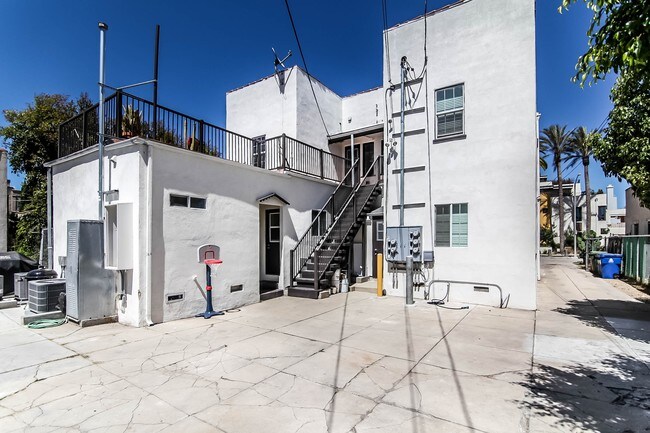 Building Photo - 829 N June St