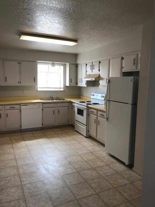 Building Photo - 2033 S Don Roser Dr