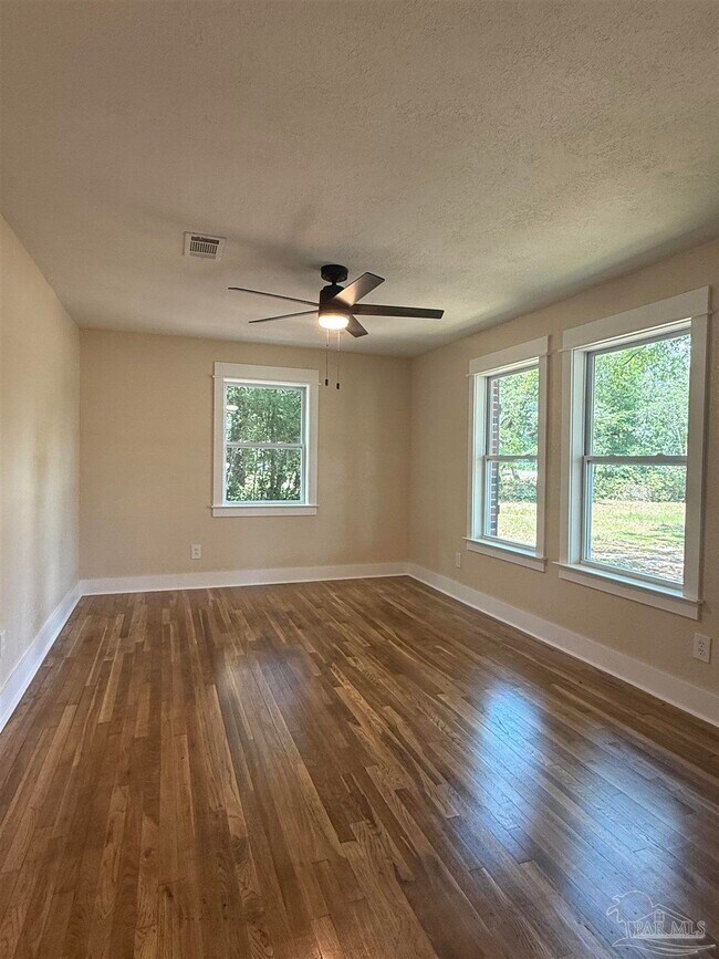 Foto del edificio - 5837 Berryhill Rd