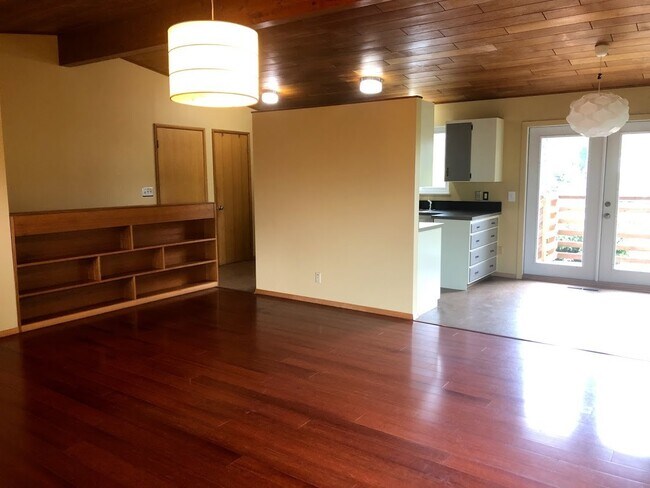 Building Photo - Fremont 3 Bedroom Home with Den and Detach...