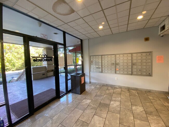 Building Photo - 1600 Park Cir