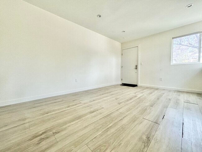 Foto del edificio - 721 Silver Lake Blvd