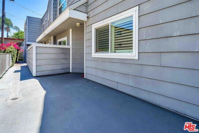 Building Photo - 4744 Ben Ave