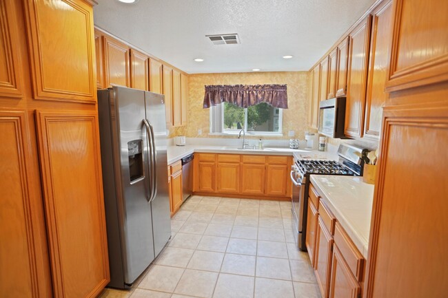 Foto del edificio - FULLY FURNISHED Stevenson Ranch Townhome