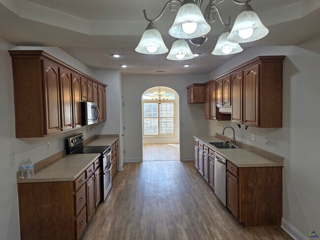 Building Photo - 604 Twelve Oaks Dr