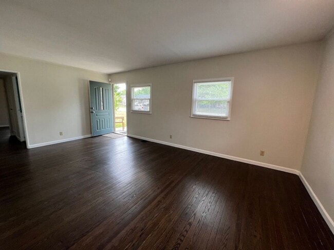 Building Photo - 3 Bedroom House