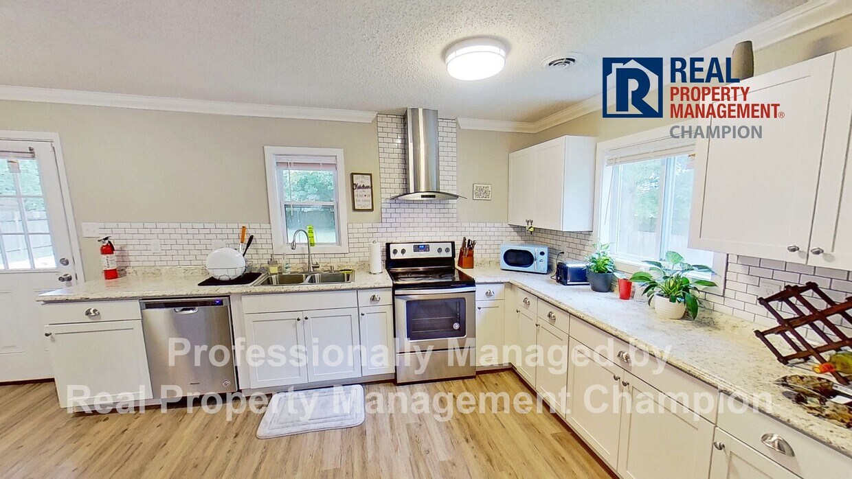 Foto principal - Beautifully Updated with Fenced Yard and O...
