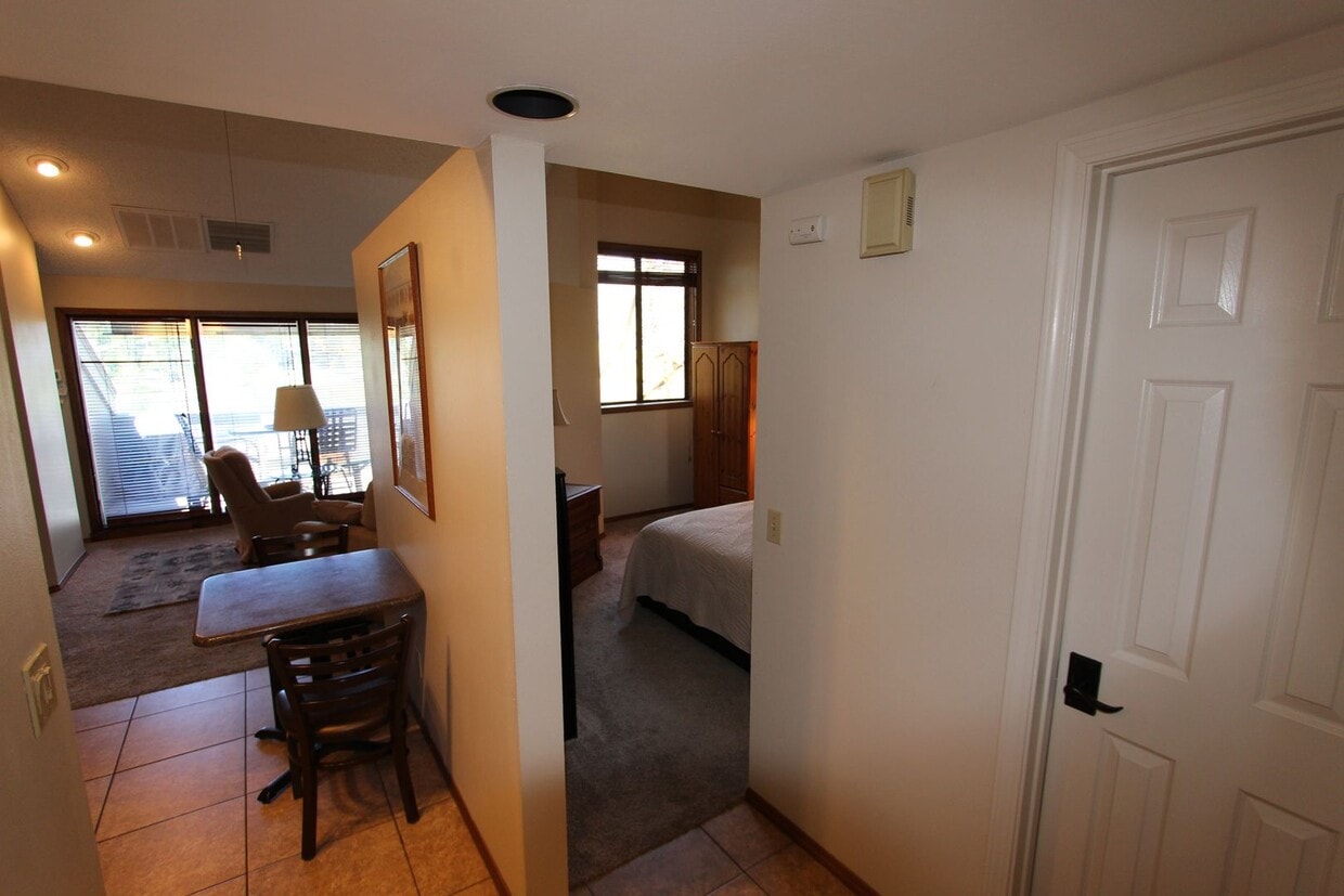 Furnished Country Club Condo | Golf Course Views | Washer/Dryer Included - Furnished Country Club Condo | Golf Course Views | Washer/Dryer Included