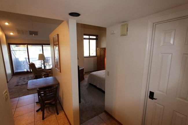 Furnished Country Club Condo | Golf Course Views | Washer/Dryer Included - Furnished Country Club Condo | Golf Course Views | Washer/Dryer Included