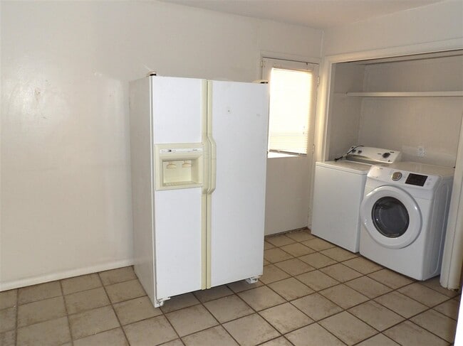 Building Photo - 2411 NW 30th St