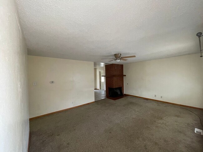 Building Photo - SW Location- Hardwood Floors