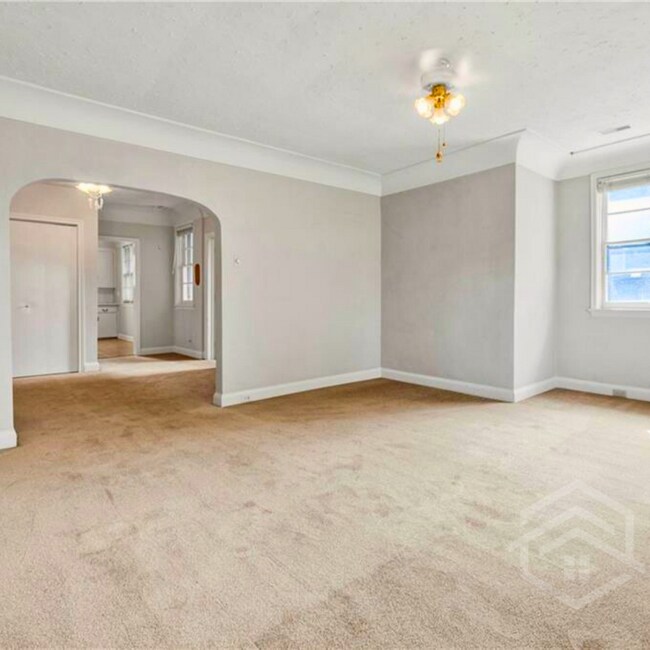 Photo du bâtiment - 2 Bedroom Upstairs Apartment for Rent in Woodstock!