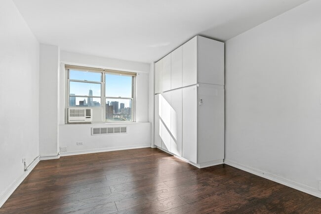 Building Photo - 575 Grand St