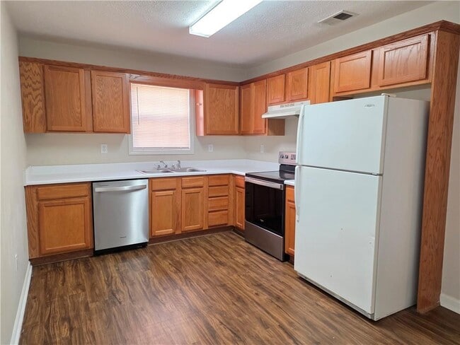 Building Photo - 100 Rosehip Ln