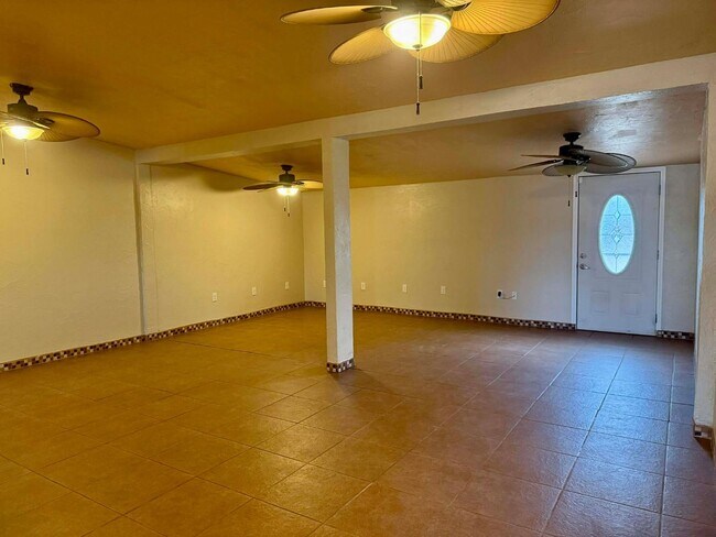 Foto del edificio - 8 Deborah Dr