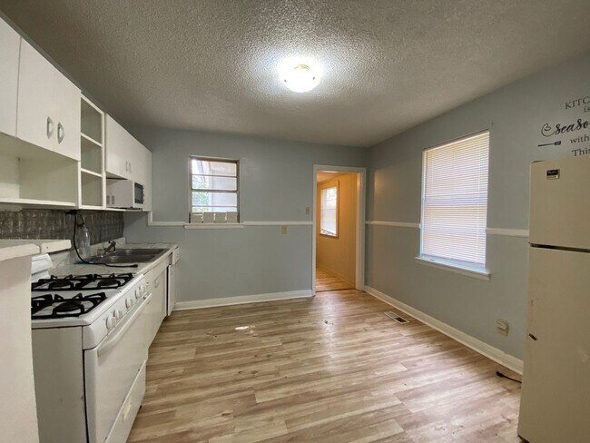 Building Photo - 1310 W 49th St