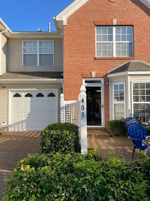Primary Photo - Charming 2 Bed Townhouse with 2.5 Baths in...