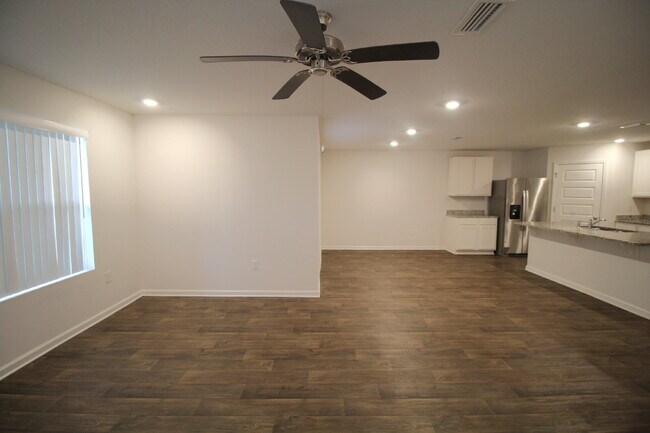 Foto del edificio - 4-Bedroom Rental in Lakeshore Preserve – Open Floor Plan, Screened Patio, and 2-Car Garage