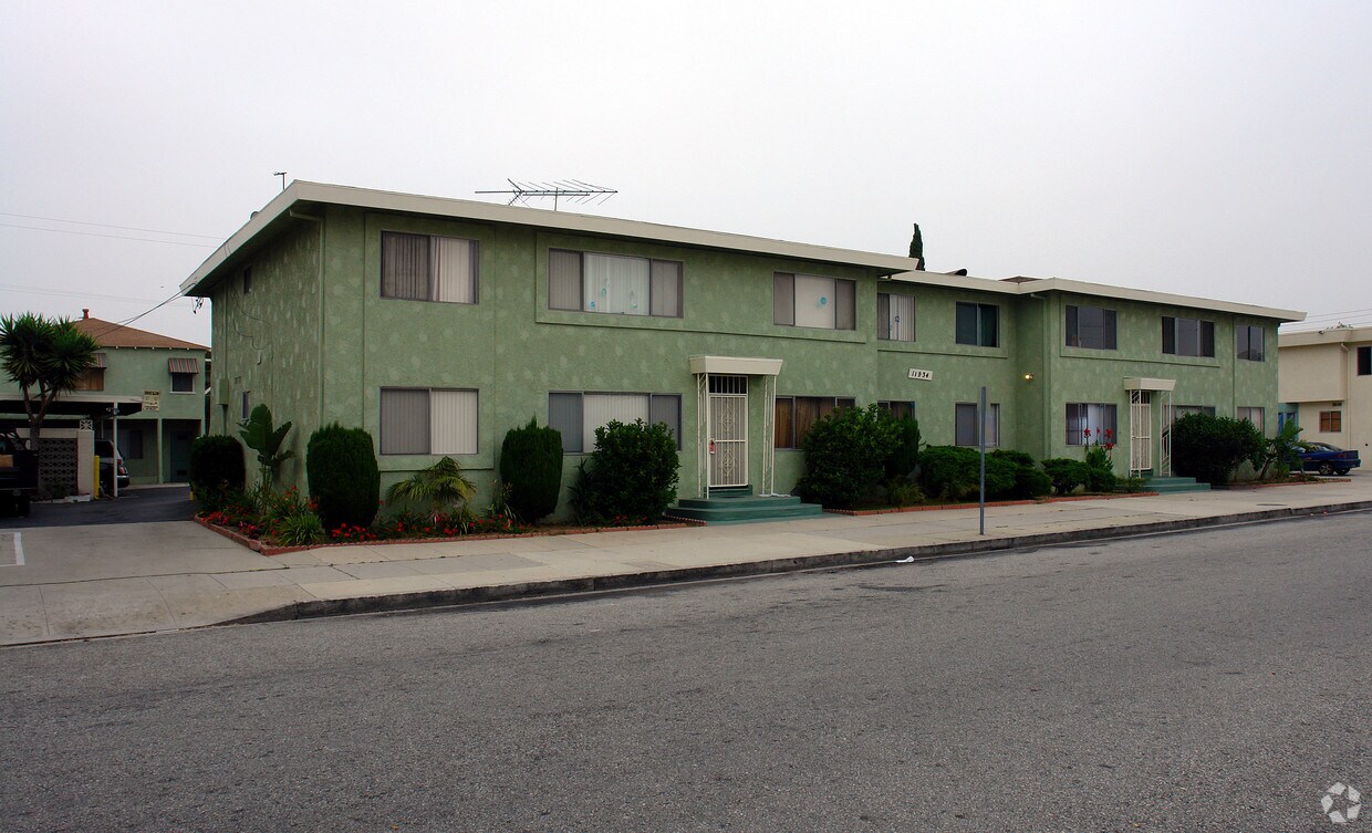 Primary Photo - Acacia Apartments