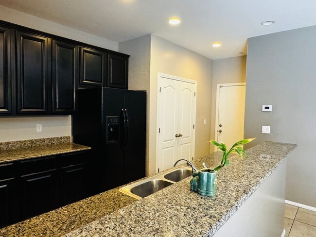 Building Photo - 3 Bed, 1 Loft and 2.5 Bathrooms Home for Rent