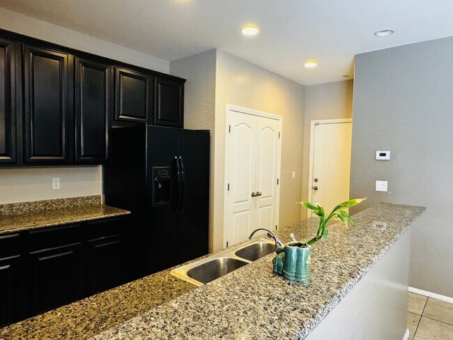 Foto del edificio - 3 Bed, 1 Loft and 2.5 Bathrooms Home for Rent